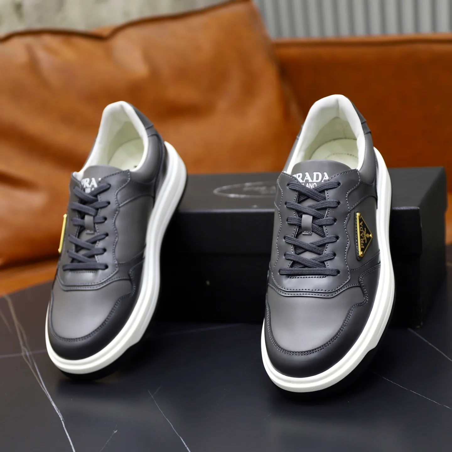 Factory price: 740💰Top original order Brand: PRADA (Prada) Standard code: Men's size 38/44 (45 can be customized) Grade: Same as the official website Material: Original cowhide stitching imported cowhide lining Original combination two-color wear-resistant soft outsole Style category: Leisure and sports version Young fashion European and American trend British style Color: Real picture color